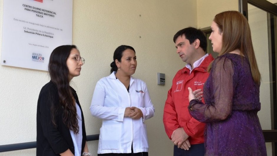 Seremi de Salud, Marlenne Durán, Junto al seremi de Desarrollo Social y Familia, Juan Eduardo Priero y la coordinadora del Senama, Patricia Labra. (Foto: @MDSMaule).  