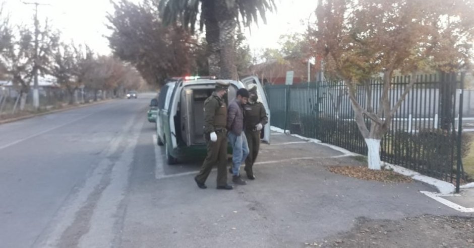 Imagen de sujeto detenido por Carabineros. 