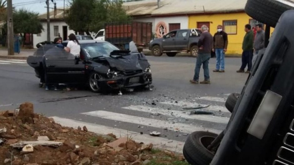 Tras la colisión la joven quedó lesionad y recibió la ayuda de personas que transitaban por el lugar, quienes también quedaron en cuarentena. (Foto: RBB).